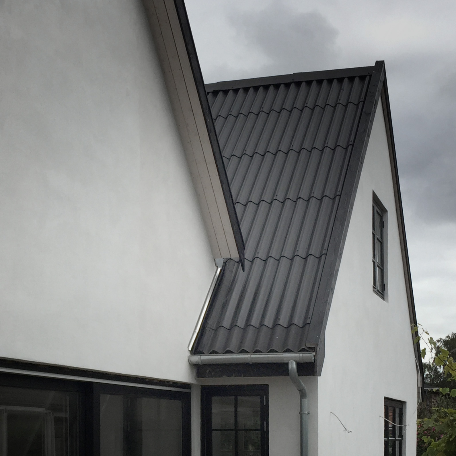 TIlbygning pudset facade Samlet udtryk i tilbygningens stil
